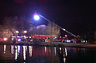 Feuerwehrkräfte am Mainufer